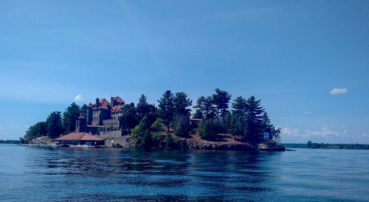 замок на острове замок на острове