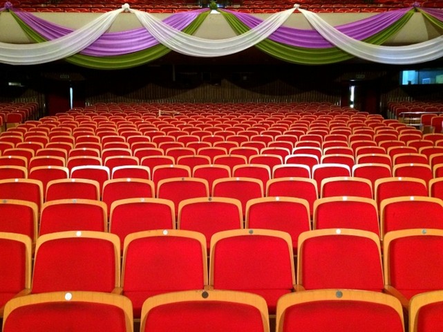 кресла внутри театра кресла внутри театра