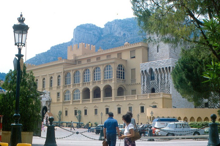 дворец и горы на фоне