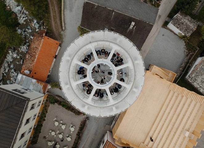 люди на вершине башни люди на вершине башни