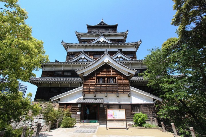 фасадная часть замка