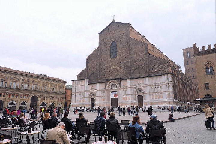площадь перед базиликой