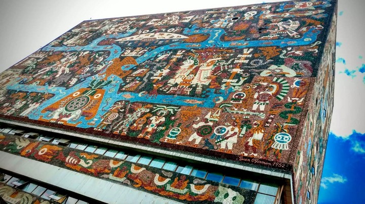 стена библиотеки