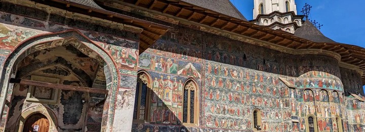 фрески на стенах