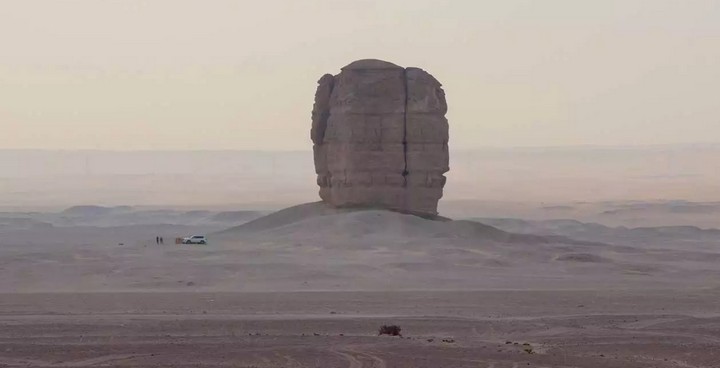 скала в пустыне скала в пустыне