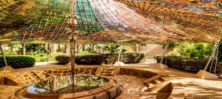 шатер у дворца тувайк