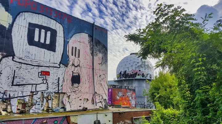 граффити на стене базы граффити на стене базы