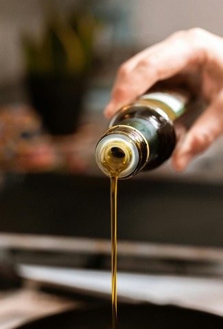 добавление масла в блюдо