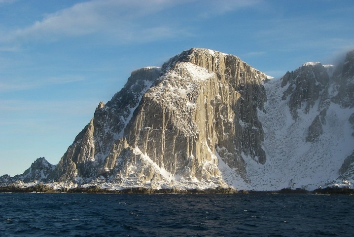 скала в снегу