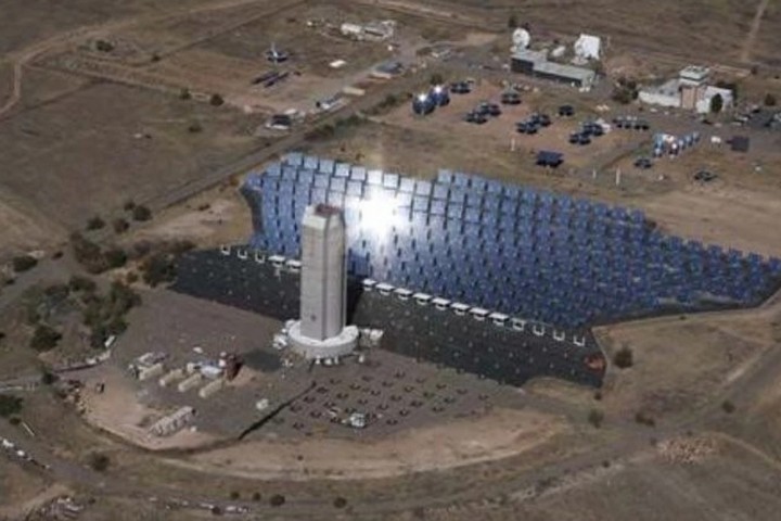 электростанция отслеживает небо