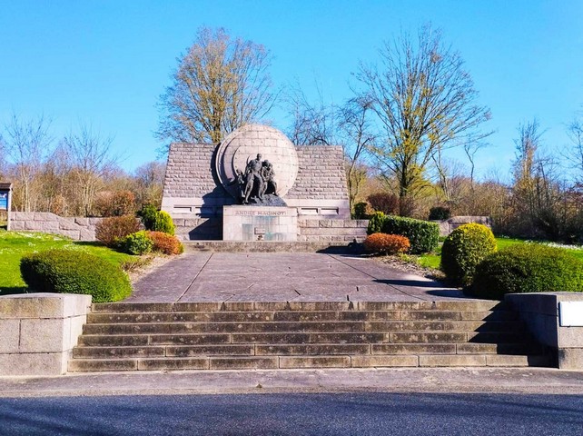 памятник в деревне