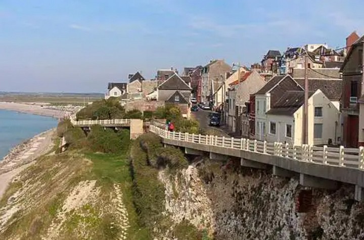 дома сползают в воду