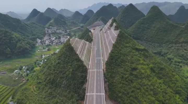 трасса сквозь горы