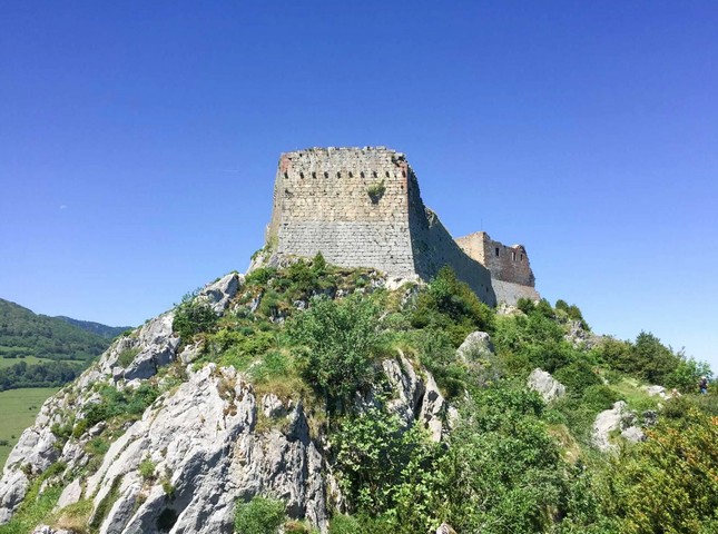 замок на возвышенности