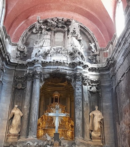 внутри церкви внутри церкви