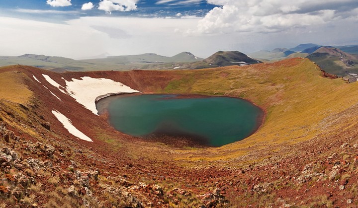 озеро в кратере вулкана озеро в кратере вулкана