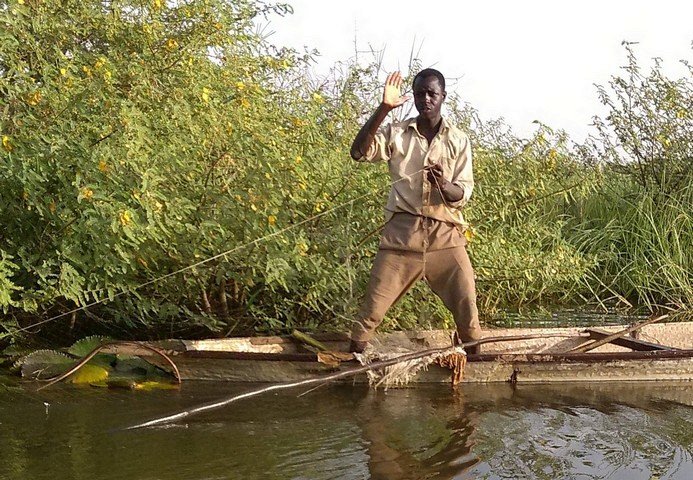 рыбак ловит рыбу