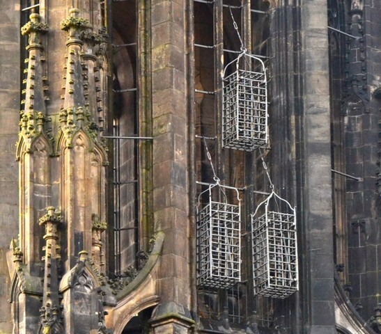 клетки на стене церкви