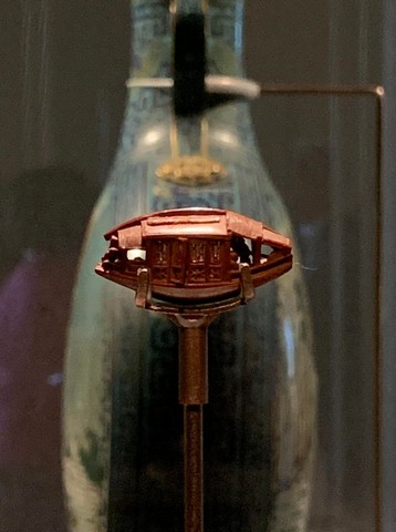 крошечная скульптура из косточки