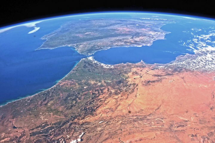 вид на пролив из космоса