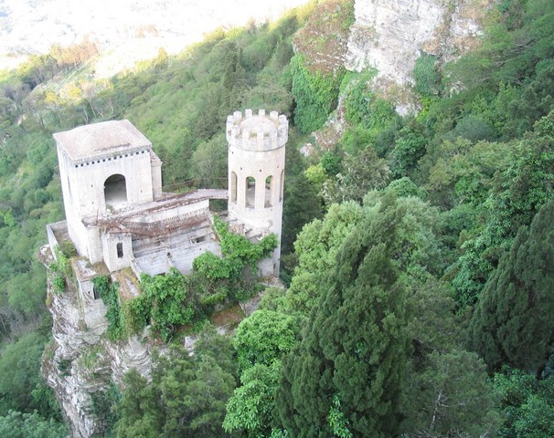 замок пеполи