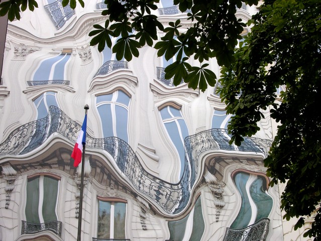 необычное здание в париже необычное здание в париже