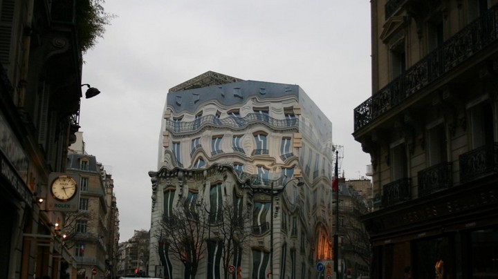 тающее здание