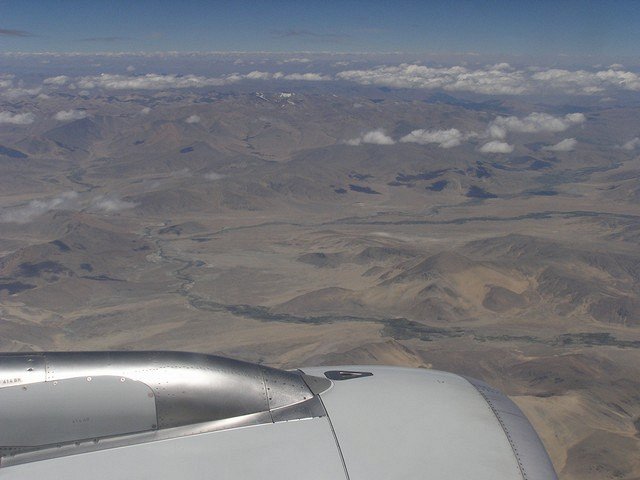 горы тибета из самолета