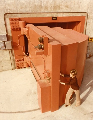 девушка открывает дверь