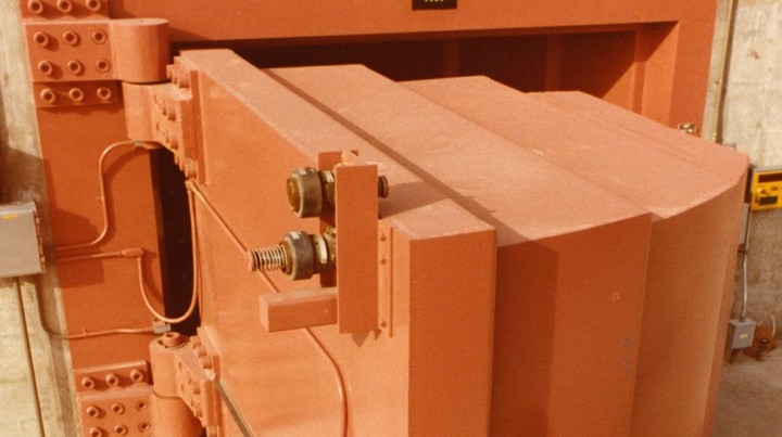 огромная дверь огромная дверь