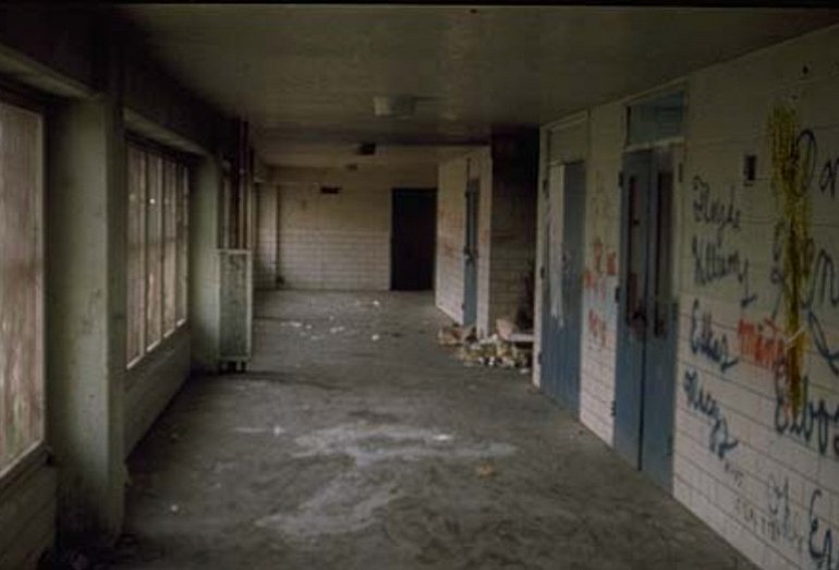 заброшка внутри заброшка внутри