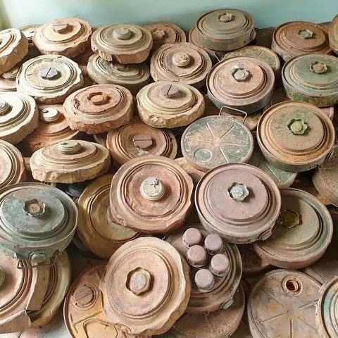 старые мини сложены в кучу старые мини сложены в кучу