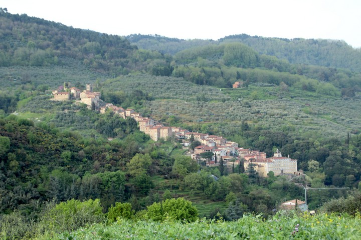 исторический город посреди природы