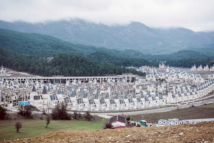 турецкий город с заброшенными замками