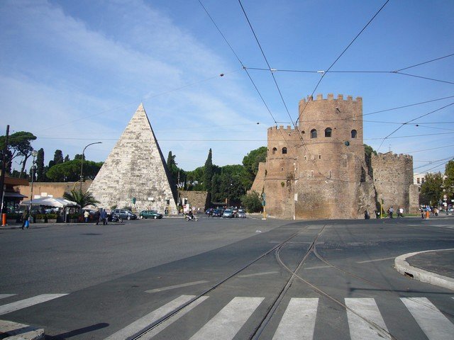пирамида и ворота в Риме пирамида и ворота в Риме