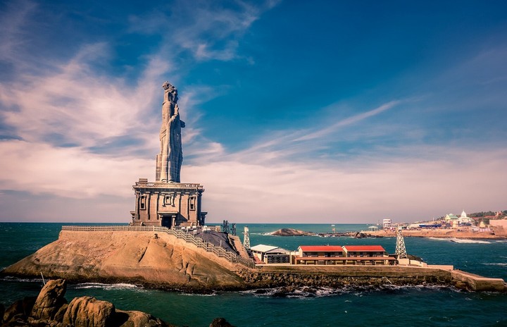 статуя Тхируваллувара на берегу статуя Тхируваллувара на берегу