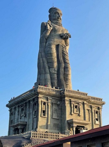 мудрый поэт и его статуя мудрый поэт и его статуя