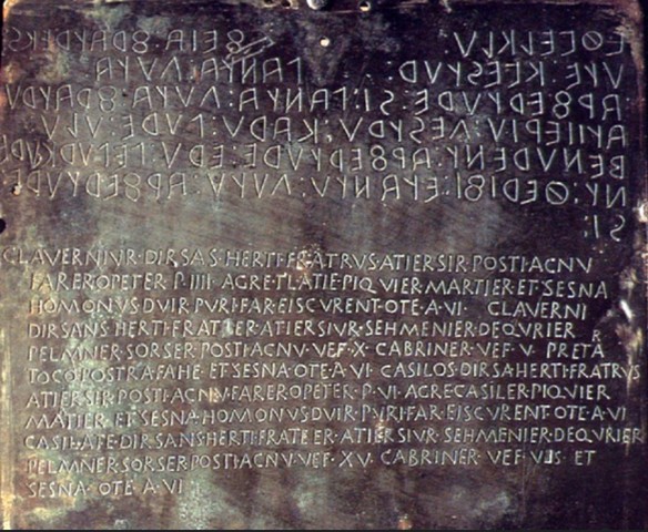 странные бронзовые таблички