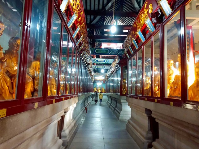 статуи внутри храма статуи внутри храма