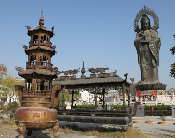 статуи на территории храма статуи на территории храма