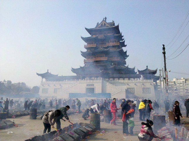 ритуалы на площади у храма гуйюань
