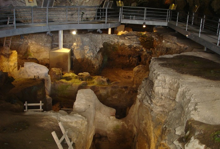 стена в пещере теопетра