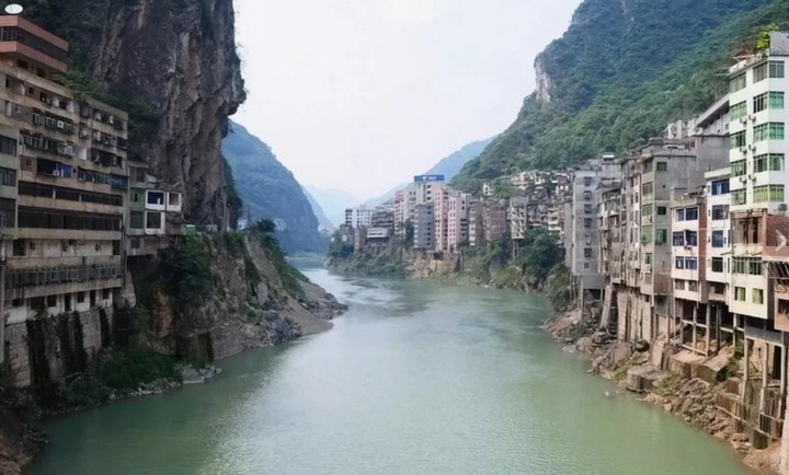 город между двумя горами город между двумя горами