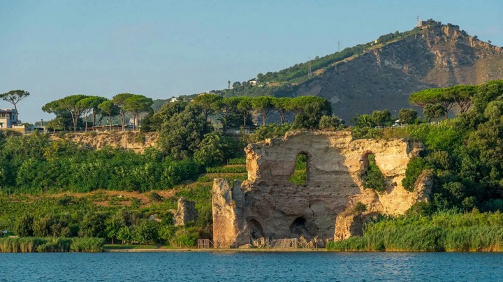 берега озера и архитектура вокруг