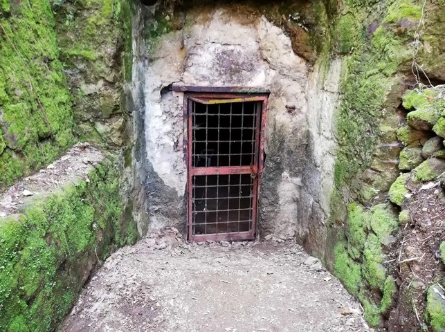 подземелья вокруг озера