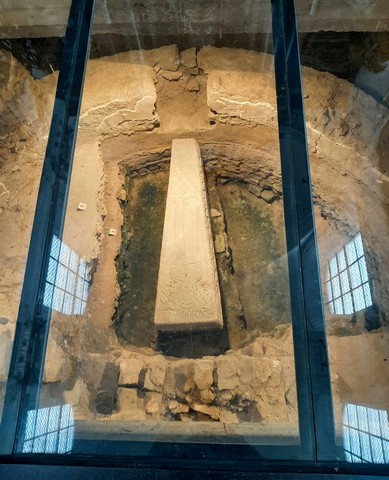 саркофаг под стеклом в музее