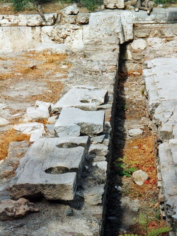 останки древнеримского туалета в греции