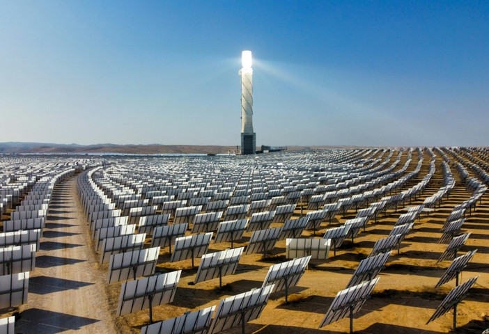 башня и солнечные панели вокруг