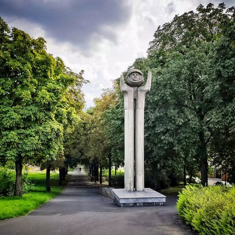 монумент в познани