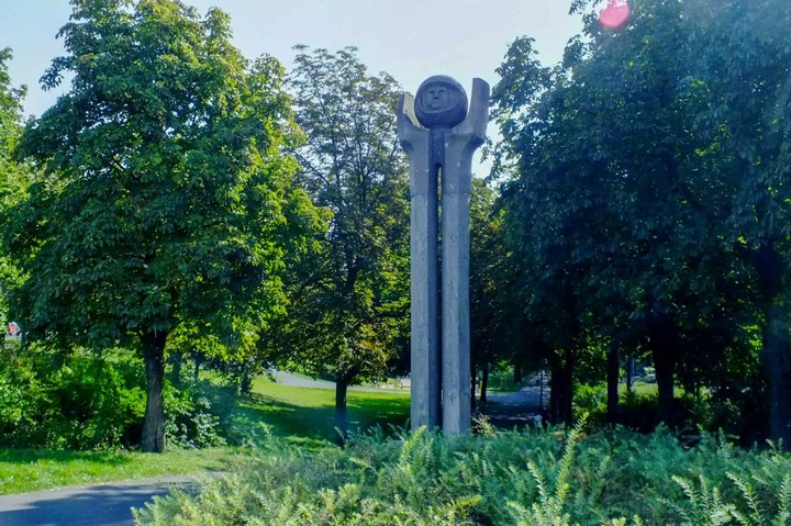 памятник гагарину в Познани